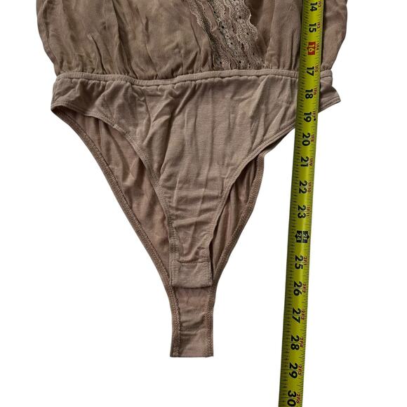 Forever 21 Beige Lace Trim Deep V-neck Bodysuit Women's Size Small | 67-3-2 - Picture 5 of 6